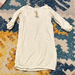 Infant gown with giraffe